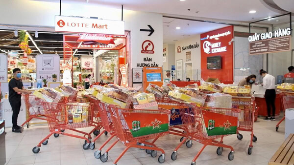 Packing and shipping goods for Lotte supermarket (1)